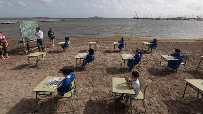 Serunya Siswa Brasil Sekolah Tatap Muka di Pantai