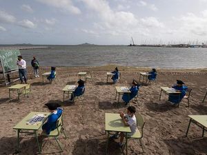 Serunya Siswa Brasil Sekolah Tatap Muka di Pantai