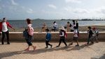 Serunya Siswa Brasil Sekolah Tatap Muka di Pantai