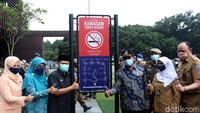 Sosialisasi Perda KTR yang memiliki fungsi sebagai melindungi masyarakat dari paparan asap rokok dan produk tembakau ini dilakukan langsung Wali Kota Bandung Oded M Danial di Taman Alun-alun Kota Bandung.