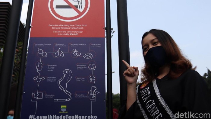 Sosialisasi Kawasan Tanpa Rokok di Bandung Peringati Hari Tanpa Tembakau Sedunia, Pemkot Bandung sosialisaikan Perda No 04 Tahun 2021 tentang Kawasan Tanpa Rokok (KTR). Sosialisasi dilakukan di Alun-alun Kota Bandung.