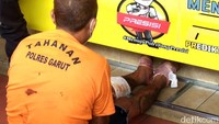 Polisi menggelar ekspose kasus tersebut di Mapolres Garut, Jalan Sudirman, Garut, Senin (31/5/2021). Dadang dan anak buahnya, Hendri, dihadirkan. 