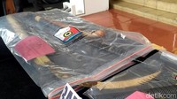 Selain itu, polisi juga memperlihatkan sejumlah barang bukti yang dibawa Dadang Buaya cs saat menyerang kantor Koramil dan Polsek.