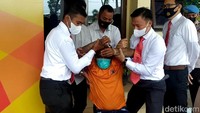 Aksi onar yang dilakukan Dadang Buaya ini berlangsung Jumat (28/5) pagi. Aksi penyerangan yang dilakukan Dadang dipicu permasalahan jalanan antara Dadang dengan seorang warga lokal bernama Jaka.