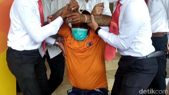 Sosok Dadang 'Buaya', Preman Garut yang Ngamuk di Koramil-Polsek Dadang Sumarna alias Dadang 'Buaya' diamankan pihak kepolisian. Preman Garut itu ditangkap usai ngamuk di kantor Koramil dan Polsek beberapa waktu lalu.