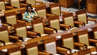 Anggota DPR Krisdayanti mengikuti rapat paripurna DPR di Kompleks Parlemen, Senayan, Jakarta, Senin (31/5/2021).