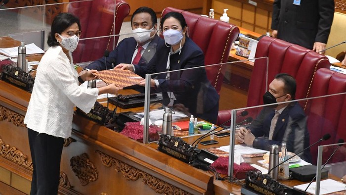 Anggota DPR Krisdayanti mengikuti rapat paripurna DPR di Kompleks Parlemen, Senayan, Jakarta, Senin (31/5/2021). Rapat paripurna itu beragendakan pembacaan tanggapan pemerintah terhadap pandangan fraksi-fraksi DPR atas Kerangka Ekonomi Makro (KEM) dan Pokok-Pokok Kebijakan Fiskal (PPKF) RAPBN tahun anggaran 2022. ANTARA FOTO/Hafidz Mubarak A/rwa.