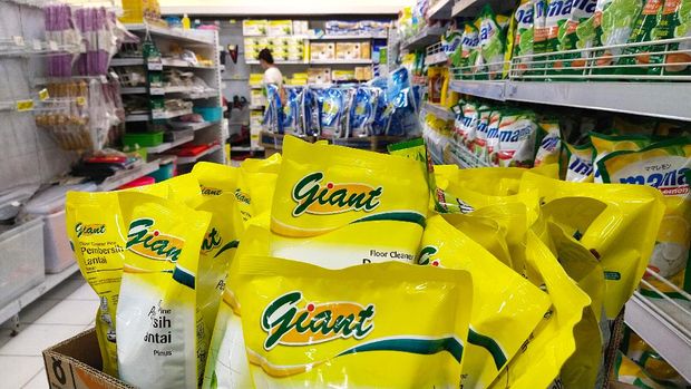 Suasana pusat perbelanjaan di Giant Ekspres Kemayoran terlihat sepi pengunjung, Jakarta, Senin (31/5/2021). PT Hero Supermarket TbkTbk menutup seluruh gerai Giant di Indonesia pada bulan Juni mendatang.  (CNBC Indonesia/Tri Susilo)