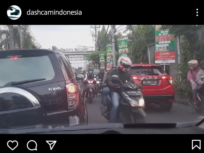 Tangkapan layar pemobil mundur alon-alon gegara lawan arah di Solo