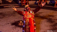 Untuk menikmati pertunjukan tari tradisional ini, pengunjung harus membayar tiket masuk Rp 150.000/orang. Tak bawa uang tunai? Tenang, panitia penyelenggara menyediakan beragam cara bayar dari mulai transfer via m-banking hingga lewat aplikasi jual tiket online. Bahkan, sejumlah aplikasi tiket dan perjalanan memberikan potongan harga dengan harga tiket Rp 140.000/orang.