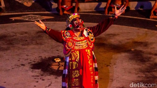 Pandemi COVID-19 berdampak hebat pada sektor perekonomian-pariwisata Bali. Meski ekonominya babak belur, wisatawan tetap bisa nikmati indahnya Pulau Dewata ini.