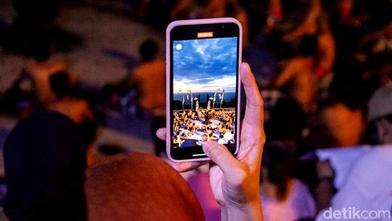 Tari Kecak Bertahan di Tengah Pandemi Pandemi COVID-19 berdampak hebat pada sektor perekonomian-pariwisata Bali. Meski ekonominya babak belur, wisatawan tetap bisa nikmati indahnya Pulau Dewata ini.