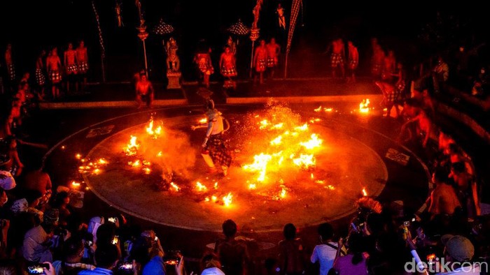 Pandemi COVID-19 berdampak hebat pada sektor perekonomian-pariwisata Bali. Meski ekonominya babak belur, wisatawan tetap bisa nikmati indahnya Pulau Dewata ini.