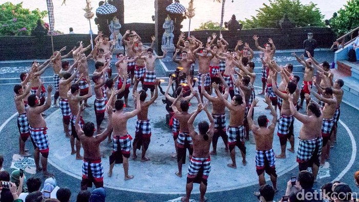 Pandemi COVID-19 berdampak hebat pada sektor perekonomian-pariwisata Bali. Meski ekonominya babak belur, wisatawan tetap bisa nikmati indahnya Pulau Dewata ini.