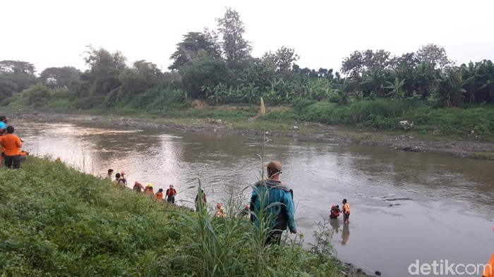 Tim gabungan mencari ABG yang hanyut di Bengawan Solo, Senin (31/5/2021)