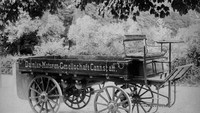 Truk pertama di dunia dibuat oleh Daimler pada tahun 1896. Truk ini menggunakan mesin Phoenix 1.006cc, berkonfigurasi dua silinder, yang bisa menghasilkan tenaga puncak 4 dk dan mengonsumsi bahan bakar 6 liter per 100 km. Mesin itu diletakkan di belakang dan posisi pengemudi tetap di depan dengan tempat duduk seperti kereta kuda.  Foto: Daimler AG