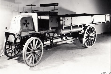 Truk pertama di dunia buatan Daimler