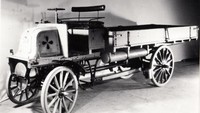 Kendati sudah ditemukan sejak 1896, masih perlu waktu bertahun-tahun untuk memasarkan truk pertama buatan Daimler. Pada 1901, truk Daimler mulai diterima oleh sebuah industri di Inggris dan kendaraan niaga itu membuktikan keunggulannya dari kereta api bertenaga uap. Truk Daimler juga diterima dengan sangat baik di Prancis. Foto: Daimler AG