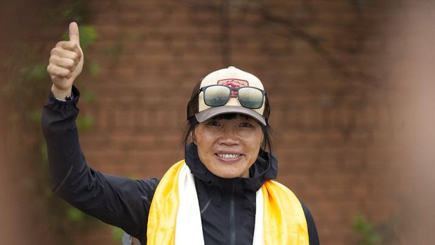 Tsang Yin-hung, 45, pendaki perempuan Hong Kong yang sukses catat rekor pendakian tercepat Gunung Everest di antara pendaki putri. Dia cuma membutuhkan waktu 25 jam dan 50 menit (AP Photo/Bikram Rai)