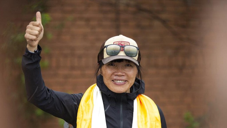 Tsang Yin-hung, 45, pendaki perempuan Hong Kong yang sukses catat rekor pendakian tercepat Gunung Everest di antara pendaki putri. Tsang Yin-hung, 45, pendaki perempuan Hong Kong yang sukses catat rekor pendakian tercepat Gunung Everest di antara pendaki putri. Dia cuma membutuhkan waktu 25 jam dan 50 menit (AP Photo/Bikram Rai)