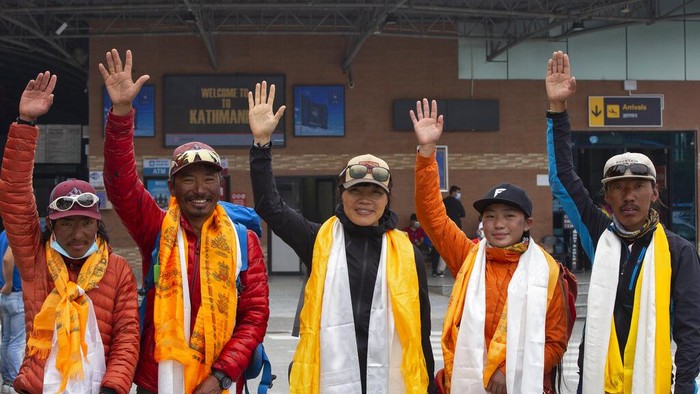 Tsang Yin-hung, 45, pendaki perempuan Hong Kong yang sukses catat rekor pendakian tercepat Gunung Everest di antara pendaki putri. Dia cuma membutuhkan waktu 25 jam dan 50 menit (AP Photo/Bikram Rai)
