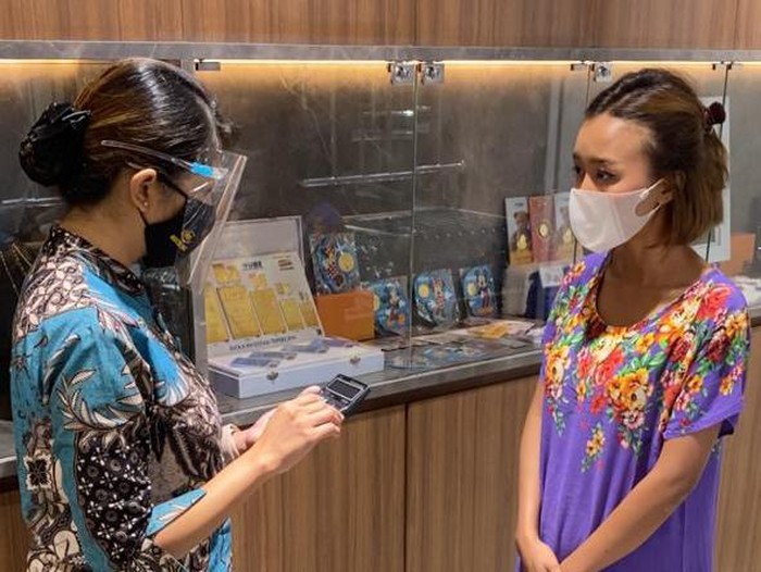 viral, Kisah, wanita berdaster, sandal jepit, membeli emas Kisah wanita berdaster dan sandal jepit sedang membeli emas dan logam mulia Rp 30 juta. Ia memberikan pesan menohok untuk para pelayan toko lainnya.