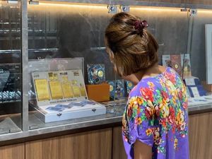 Viral Emak-emak Berdaster Beli Emas Rp 30 Juta, Ambil Uang dari Tas Kresek