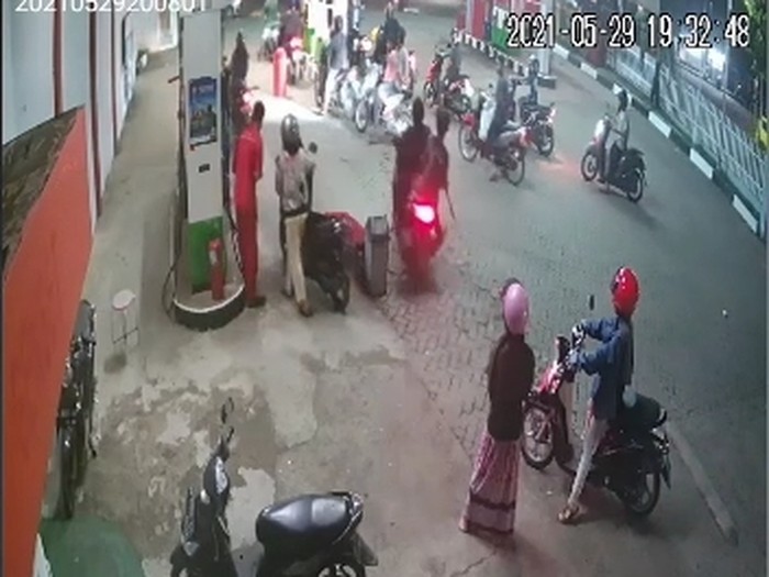 Viral remaja di Bone bacok sesama pemotor di SPBU gegara tersinggung hampir diserempet (Screenshot video viral)