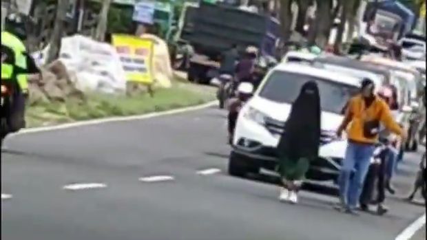 viral wanita berjalan di tengan jalan