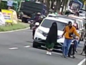 Cerita Perempuan Bercadar Korban Ghosting yang Bikin Heboh Macetkan Jalan