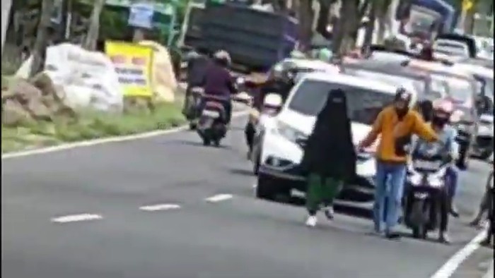 viral wanita berjalan di tengan jalan