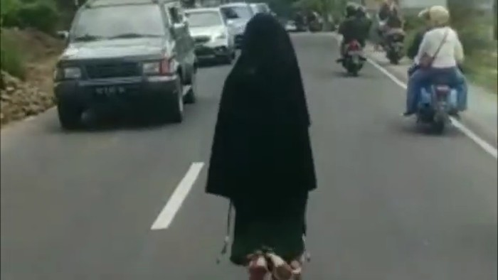 Siapa Perempuan Bercadar Yang Viral Berjalan Di Tengah Jalan Magetan