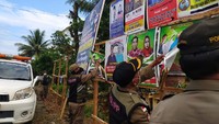 Saking banyaknya reklame hajatan yang dipasang, membuat Satpol PP Trenggalek turun tangan. Petugas terpaksa menertibkan reklame-reklame tersebut karena dikhawatirkan akan mengundang keramaian di lokasi hajatan dan rawan terjadi penyebaran COVID-19.