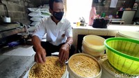 Seperti diketahui, kenaikan harga kedelai impor membuat para perajin tahu putar otak agar tetap dapat bertahan dan beroperasi. Dawud, salah satu perajin tahu, memilih untuk memperkecil ukuran tahu yang dibuatnya.
