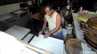 Dalam sehari Dawud bisa menghabiskan 50 kilogram kedelai impor dari Amerika untuk pembuatan tahu putih. Dengan berat itu, ia mampu memproduksi hingga 1.000 potong tahu. Adapun harga yang dijual bervarias, tergantung ukuran. Paling murah dihargai Rp 250 per potong dan paling mahal Rp 600 per potongnya.