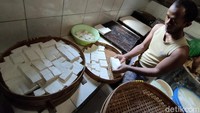 Ditemui terpisah Ketua Paguyuban Tahu Murni Wonobroto, Ponimin Harjono, mengatakan tingginya harga kedelai saat ini dikeluhkan oleh perajin tahu khususnya yang tinggal di kawasan sentra Industri tahu Sentolo. Terlebih di waktu yang sama harga minyak goreng dan plastik untuk mengemas produk tahu juga mengalami kenaikkan.   