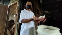 Ponimin tidak tahu pasti penyebab kenaikkan harga ini. Namun dari informasi yang ia peroleh kenaikan diduga disebabkan karena dampak pandemi virus Corona atau COVID-19. Adapun lanjut dia, kenaikan sudah terlihat sejak 2020 lalu, di mana harga saat itu masih berkisar Rp7.000 per kilogram. 