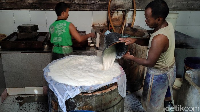 Waduh, Ukuran Tahu di Kulon Progo Menciut Gegara Harga Kedelai Naik Kenaikan harga kedelai impor membuat perajin tahu di Kulon Progo, DIY, harus putar otak agar tetap dapat bertahan. Salah satunya dengan memperkecil ukuran tahu.