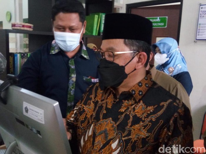 Wakil Menteri Agama, Zainut Tauhid Sa’adi usai menjadi nara sumber pembinaan ASN di Kantor Kementerian Agama Sidoarjo, Senin (31/5/2021).