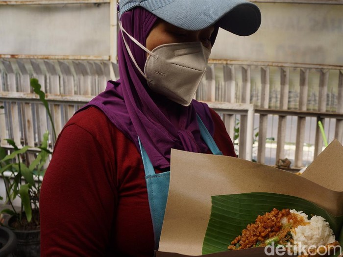Wanita Bandung ini berbagi sesama dengan menjual nasi bungkus Rp 2 ribu