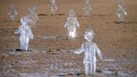 Puluhan patung es anak-anak dipasang di Pantai New Brighton, Inggris, untuk menyoroti pemanasan global.  