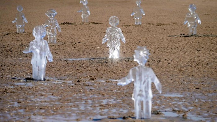 26 Patung Es Anak-anak Soroti KTT Iklim PBB WIRRAL, MERSEYSIDE - MAY 31: A giant sand art work adorns New Brighton Beach to to highlight global warming and the forthcoming Cop26 global climate conference on May 31, 2021 in Wirral, Merseyside. COP26, the United Nations' 26th Climate Change Conference, will be held in early November of this year in Glasgow, under the UNFCCC presidency of the United Kingdom. The artwork was self funded by British artists Sand In Your Eye and asks world leaders to commit to net-zero carbon dioxide emissions by 2050. (Photo by Christopher Furlong/Getty Images)