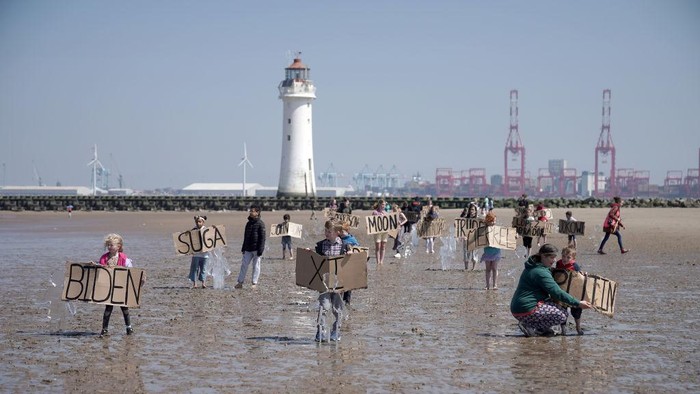26 Patung Es Anak-anak Soroti KTT Iklim PBB WIRRAL, MERSEYSIDE - MAY 31: A giant sand art work adorns New Brighton Beach to to highlight global warming and the forthcoming Cop26 global climate conference on May 31, 2021 in Wirral, Merseyside. COP26, the United Nations' 26th Climate Change Conference, will be held in early November of this year in Glasgow, under the UNFCCC presidency of the United Kingdom. The artwork was self funded by British artists Sand In Your Eye and asks world leaders to commit to net-zero carbon dioxide emissions by 2050. (Photo by Christopher Furlong/Getty Images)
