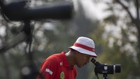 Atlet Riau Ega Agata meneropong hasil tembakannya dalam latihan Pelatnas Olimpiade di Lapangan Panahan Gelora Bung karno (GBK).  