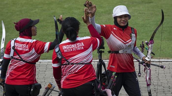 Aksi Latihan Atlet Panahan RI Jelang Olimpiade Tokyo Foto combo (dari kiri atas, searah jarum jam) : Enam atlet panahan nomor recurve beregu putra dan putri Arif Pangestu, Alviyanto Bagas, Riau Ega Agata, Rezza Octavia, Diananda Choirunisa, dan Kusumawardani berlatih dalam Pelatnas Olimpiade di Lapangan Panahan Gelora Bung karno (GBK), Jakarta, Selasa (1/6/2021). Setelah memastikan dua atletnya yaitu Riau Ega dan Diananda Choirunisa lolos dalam nomor perorangan recurve di Olimpiade Tokyo, Persatuan Panahan Seluruh Indonesia (Perpani) menargetkan menambah wakil di Olimpiade pada nomor recurve beregu putra maupun putri melalui tiket tersisa dari Kejuaraan Dunia Panahan di Prancis pada Juni ini. ANTARA FOTO/Aditya Pradana Putra