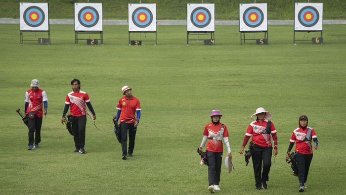Foto combo (dari kiri atas, searah jarum jam) : Enam atlet panahan nomor recurve beregu putra dan putri Arif Pangestu, Alviyanto Bagas, Riau Ega Agata, Rezza Octavia, Diananda Choirunisa, dan Kusumawardani berlatih dalam Pelatnas Olimpiade di Lapangan Panahan Gelora Bung karno (GBK), Jakarta, Selasa (1/6/2021). Setelah memastikan dua atletnya yaitu Riau Ega dan Diananda Choirunisa lolos dalam nomor perorangan recurve di Olimpiade Tokyo, Persatuan Panahan Seluruh Indonesia (Perpani) menargetkan menambah wakil di Olimpiade pada nomor recurve beregu putra maupun putri melalui tiket tersisa dari Kejuaraan Dunia Panahan di Prancis pada Juni ini.  ANTARA FOTO/Aditya Pradana Putra