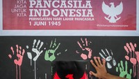 Mahasiswa Desain Komunikasi Visual (DKV) Fakultas Seni Rupa dan Desain (FSRD) Institut Seni Indonesia (ISI) Solo mengecap tangan dengan cat warna saat kegiatan Aksi Seni Rupa Menyambut Hari Lahir Pancasila di Ngarsapura, Solo, Jawa Tengah, Senin (31/5/2021). Aksi tersebut untuk menumbuhkan semangat jiwa nasionalisme dan cinta tanah air melalui nilai-nilai luhur Pancasila kepada generasi muda. ANTARA FOTO/Mohammad Ayudha