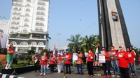 Mereka yang mengikuti kegiatan itu adalah Keluarga Alumni Institut Pertanian Bogor (IPB) dengan menyanyikan lagu kebangsaan Indonesia Raya dan sepuluh lagu nasional tersebut bertujuan untuk membentuk kesadaran generasi milenial sebagai penjaga kelestarian dan keanekaragaman budaya bangsa.ANTARA FOTO/Arif Firmansyah  