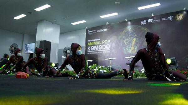 Direktur Utama Badan Otorita Pariwisata Labuan Bajo Flores (BOPLBF) Shana Fatina mengungkapkan geliat bangkitnya pariwisata Labuan Bajo terlihat dari meningkatnya jumlah kunjungan wisatawan, atraksi budaya, dan beragamnya produk-produk ekonomi kreatif yang dihasilkan masyarakat. Pada tahun 2020, jumlah wisatawan yang berkunjung ke Labuan Bajo hanya sekitar 44.543 orang atau anjlok sebesar 83% dibandingkan tahun 2019 sebanyak 256.171 orang. Direktur Utama Badan Otorita Pariwisata Labuan Bajo Flores (BOPLBF) Shana Fatina mengungkapkan geliat bangkitnya pariwisata Labuan Bajo terlihat dari meningkatnya jumlah kunjungan wisatawan, atraksi budaya, dan beragamnya produk-produk ekonomi kreatif yang dihasilkan masyarakat. Pada tahun 2020, jumlah wisatawan yang berkunjung ke Labuan Bajo hanya sekitar 44.543 orang atau anjlok sebesar 83% dibandingkan tahun 2019 sebanyak 256.171 orang.