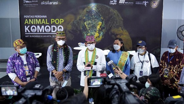 Shana berada di Jakarta dalam rangka mempromosikan pariwisata Labuan Bajo melalui pementasan “Animal Pop Komodo” di Stasiun MRT Bundaran HI, pada Minggu (30/5/2021). Hadir pada kegiatan itu Menteri Pariwisata dan Ekonomi Kreatif (Menparekraf) Sandiaga Salahuddin Uno, Direktur Utama PT MRT Jakarta William Sabandar, serta Deputi Bidang Ekonomi Digital dan Produk Ekonomi Kreatif Kemenparekraf/Baparekraf Neil El Himam. Shana berada di Jakarta dalam rangka mempromosikan pariwisata Labuan Bajo melalui pementasan “Animal Pop Komodo” di Stasiun MRT Bundaran HI, pada Minggu (30/5/2021). Hadir pada kegiatan itu Menteri Pariwisata dan Ekonomi Kreatif (Menparekraf) Sandiaga Salahuddin Uno, Direktur Utama PT MRT Jakarta William Sabandar, serta Deputi Bidang Ekonomi Digital dan Produk Ekonomi Kreatif Kemenparekraf/Baparekraf Neil El Himam.